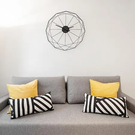 C10 - Alluring In Downtown Apartment *